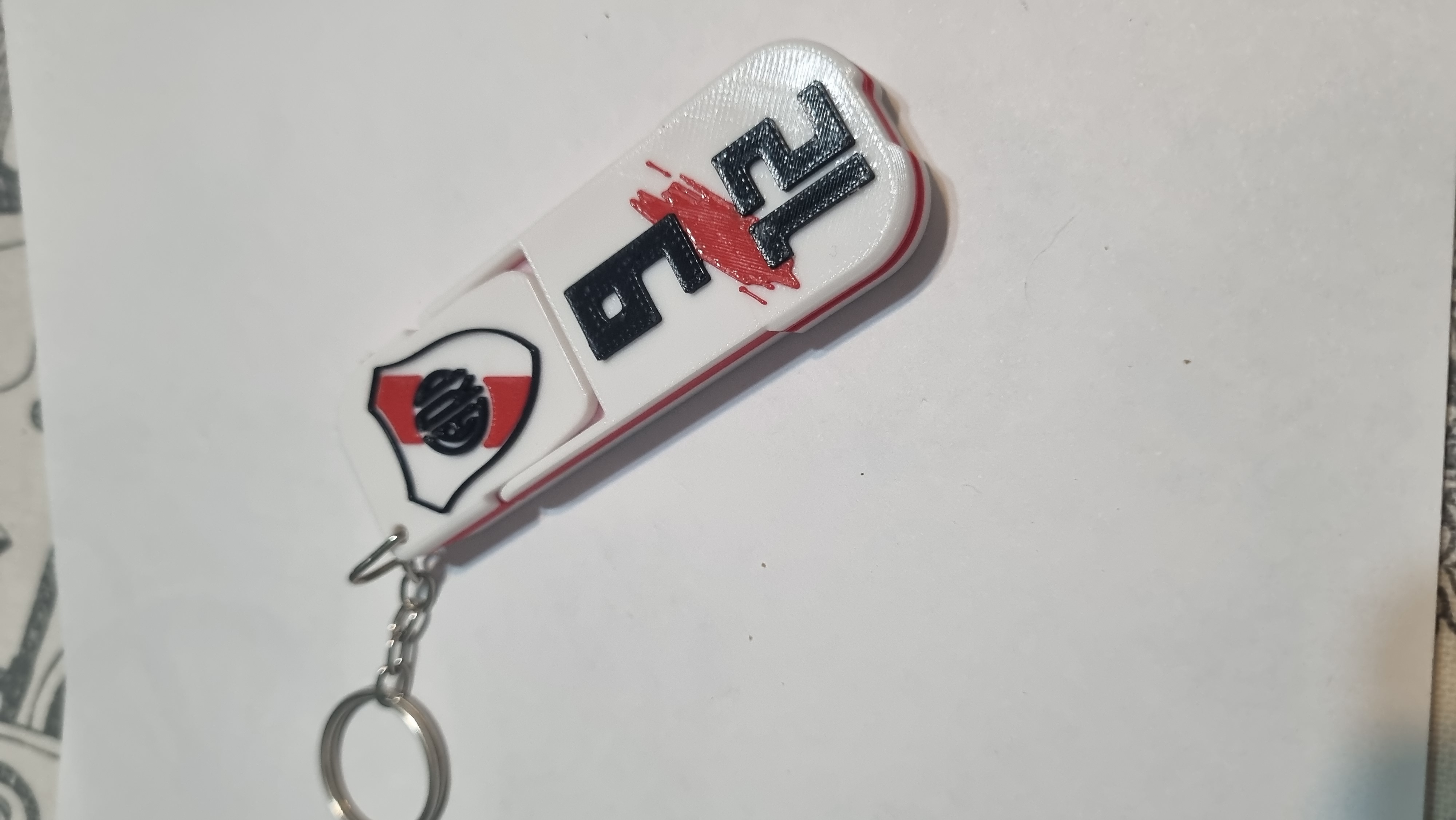 Soporte de celular y llavero. ¡La gloria eterna en tu bolsillo! 2